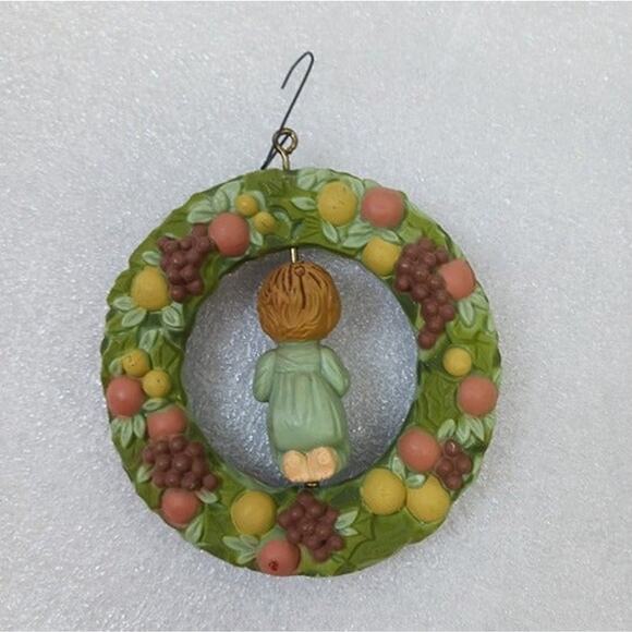 VTG Hallmark Keepsake 1977 Praying Child in Christmas Fruit Wreath Orna - Picture 5 of 7